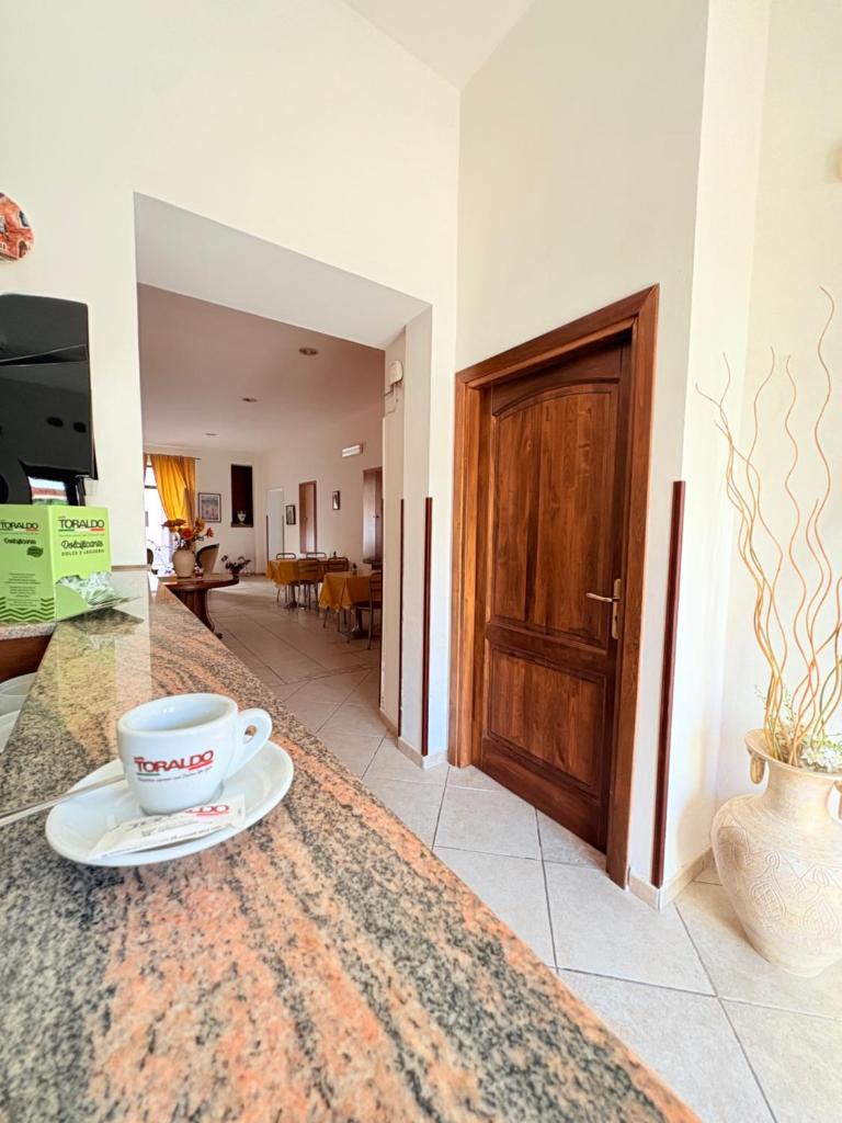 une tasse de café sur un comptoir dans un salon dans l'établissement Hotel Savoia, à Sapri 27 autres photos