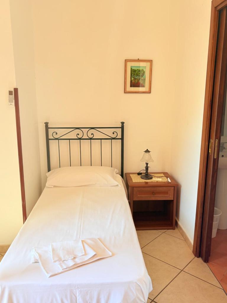 - un lit avec 2 serviettes blanches dans l'établissement Hotel Savoia, à Sapri