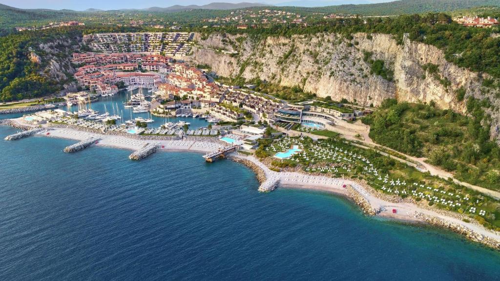 une vue aérienne d'un complexe hôtelier près de l'eau dans l'établissement Tivoli Portopiccolo Sistiana Wellness Resort & Spa, à Sistiana