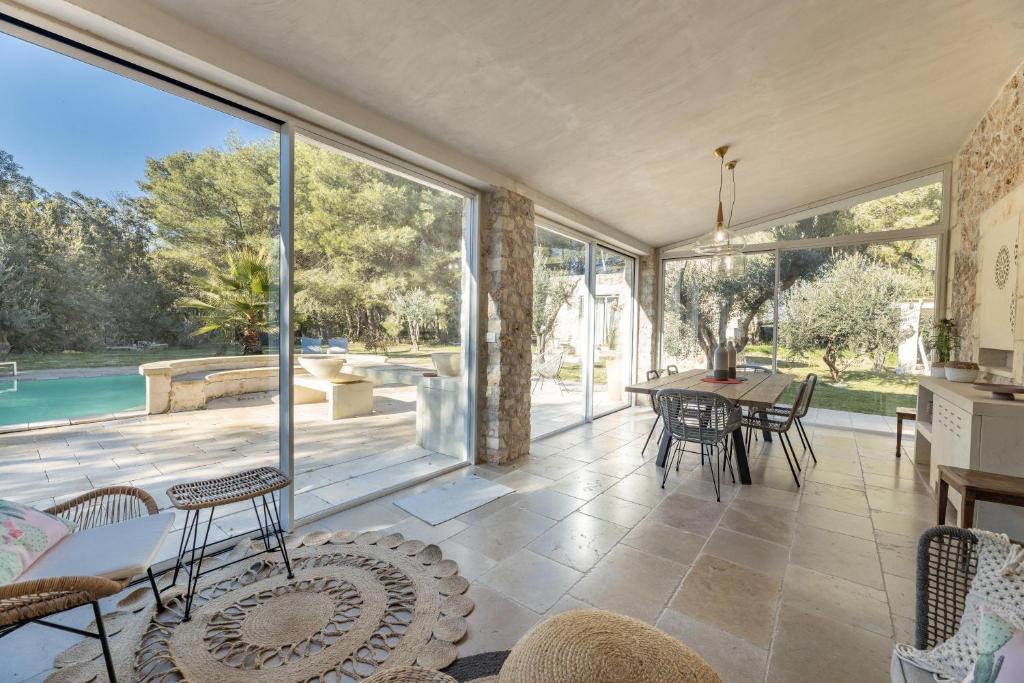 - un salon décloisonné avec une table et des chaises dans l'établissement Tenuta Arcàdia, à Cursi 57 autres photos