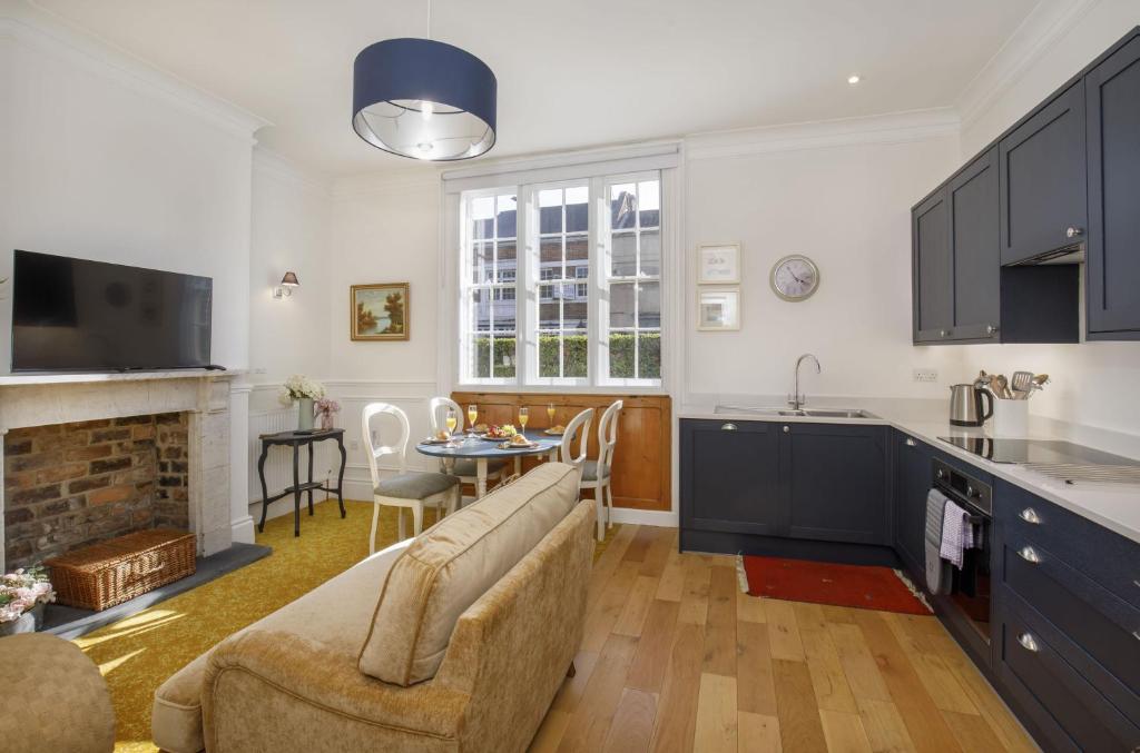 3 St Thomas's House 8