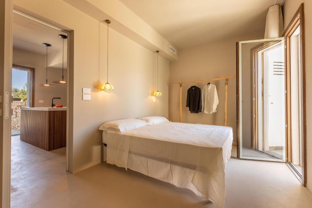 une chambre avec un lit et un miroir dans l'établissement Villa Panacea, à Gallipoli