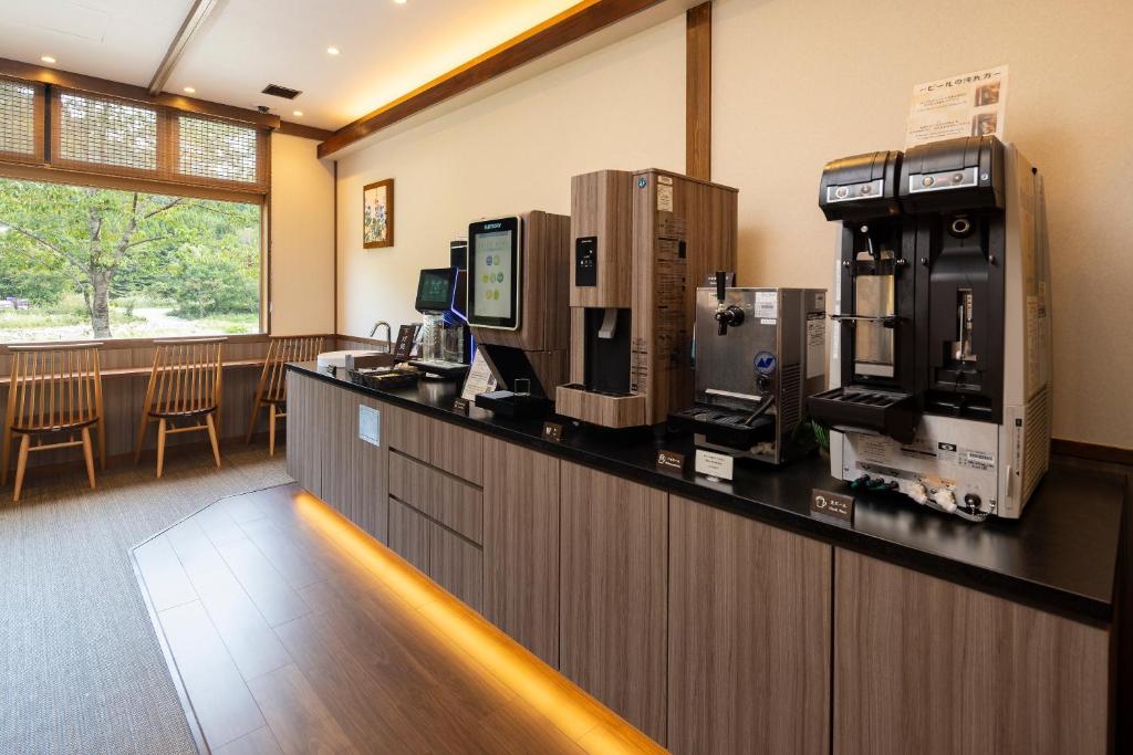 un bar dans un café avec une machine à café dans l'établissement Onyado Yuinosho, Shirakawago, à Shirakawa-gō