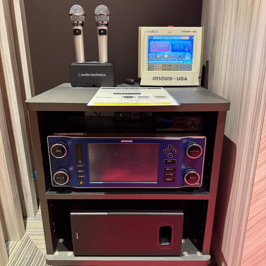 une chaîne stéréo avec un ordinateur dessus dans l'établissement HOTEL A La Mode -アラモード-, à Utazu