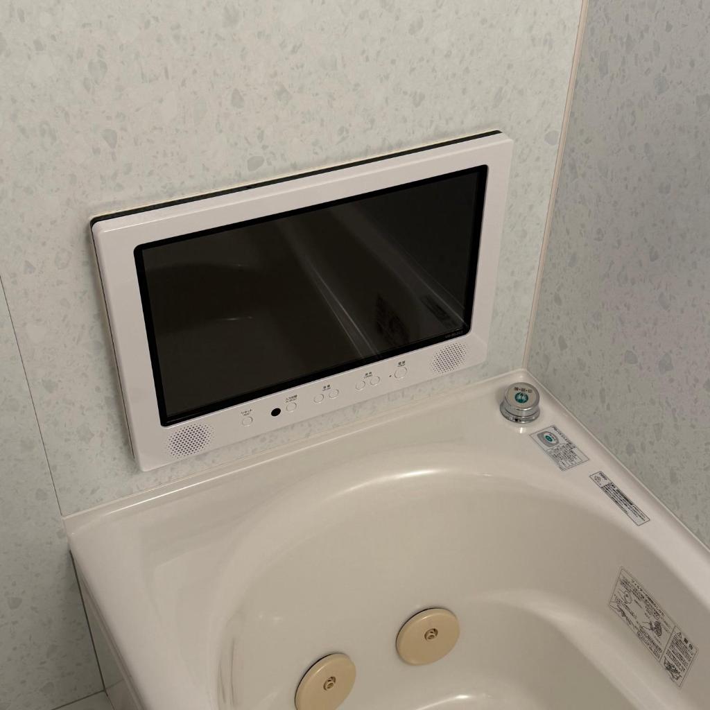 d'une baignoire avec une télévision. dans l'établissement HOTEL A La Mode -アラモード-, à Utazu