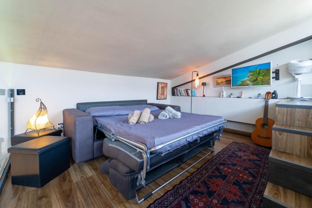 - une chambre avec un lit et une guitare dans l'établissement Villa Tea con piscina a pochi passi dal mare, à Fontane Bianche