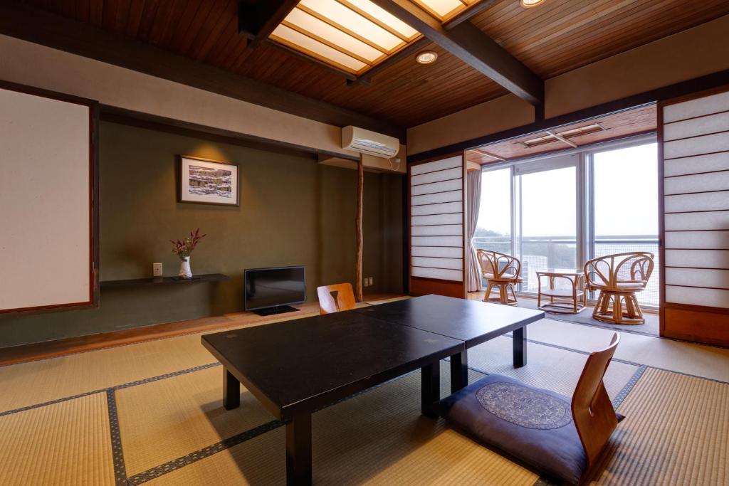 un salon avec une table et des chaises dans l'établissement Donkairo, à Ako