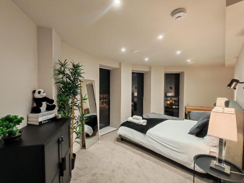 Luxury 2-Bedroom Penthouse with Stunning Views and Parking - Leeds City Centre 2