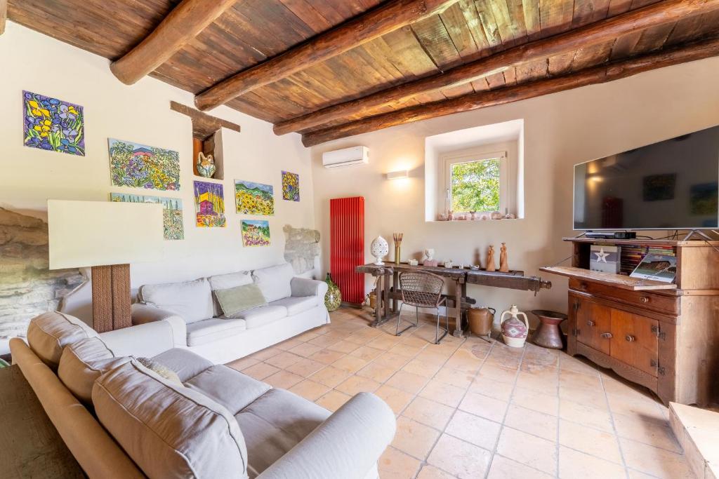 un salon avec un canapé et une télévision dans l'établissement CASALE SANTA CATERINA Jacuzzi and Pool, à Collazzone