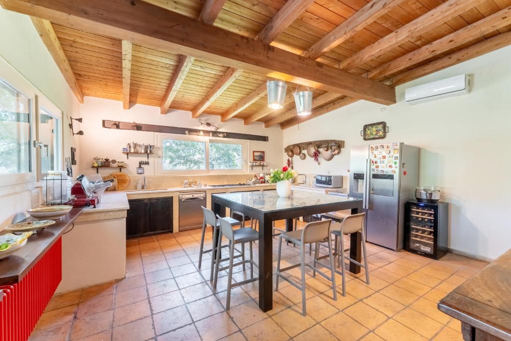une cuisine avec une table et quelques chaises dans l'établissement CASALE SANTA CATERINA Jacuzzi and Pool, à Collazzone
