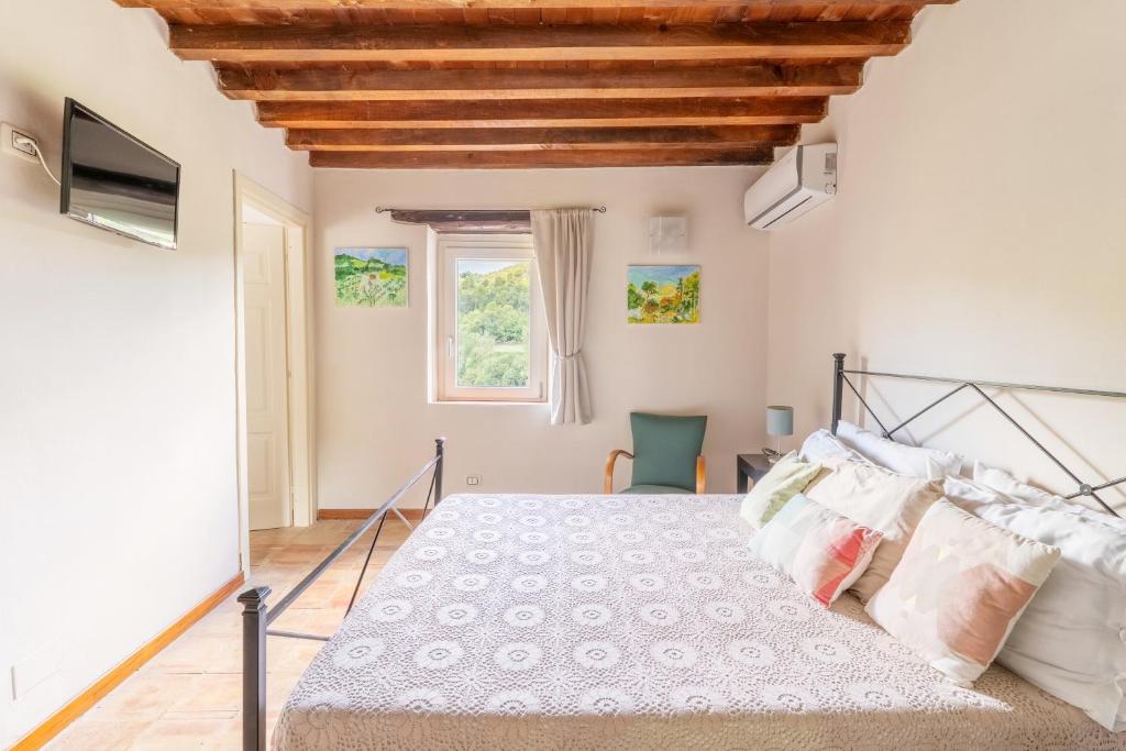 une chambre avec un lit et une fenêtre dans l'établissement CASALE SANTA CATERINA Jacuzzi and Pool, à Collazzone 47 autres photos