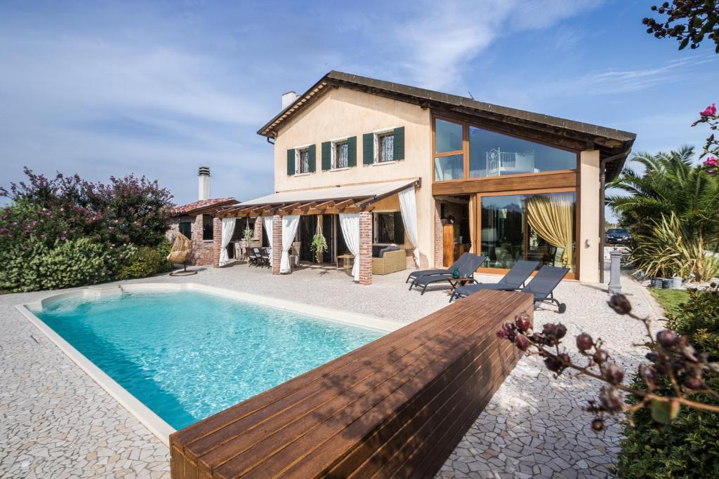 une villa avec piscine et une maison dans l'établissement Villa Tania, à Jesolo