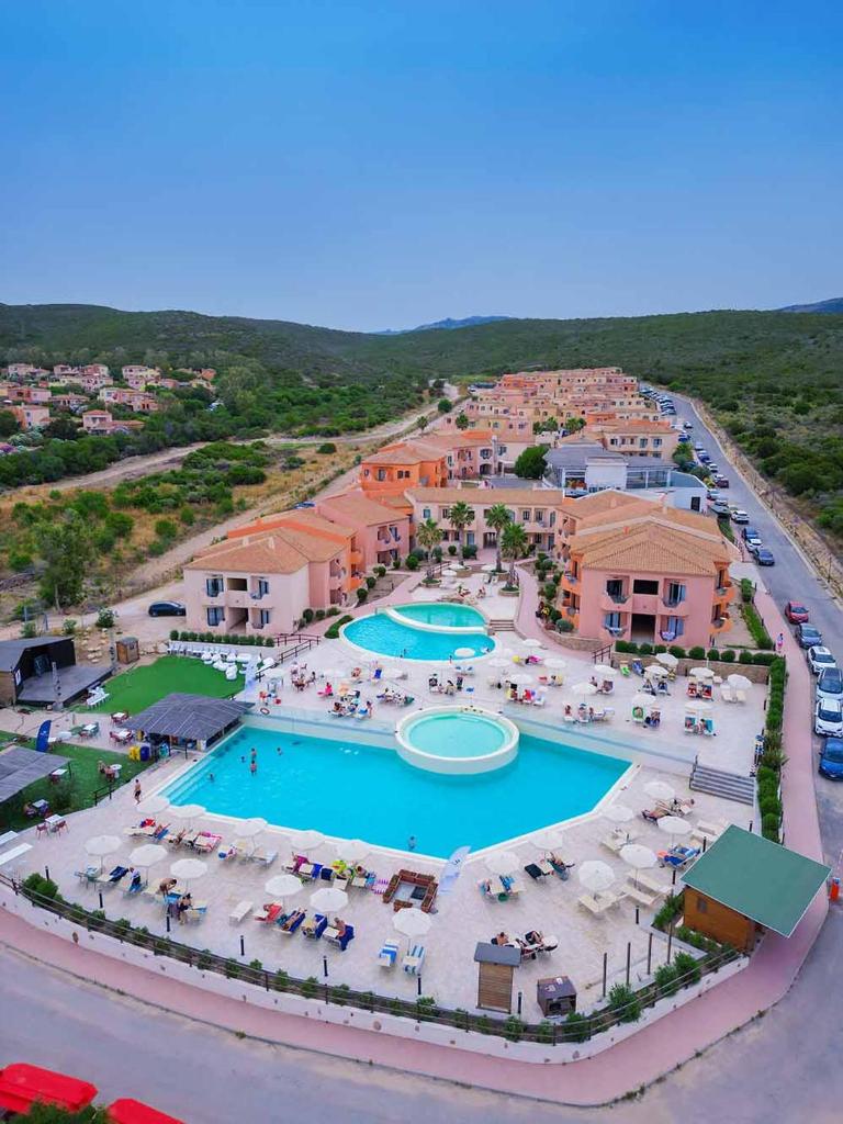 une vue aérienne d'un complexe avec deux piscines dans l'établissement Red Sun Village, à Isola Rossa