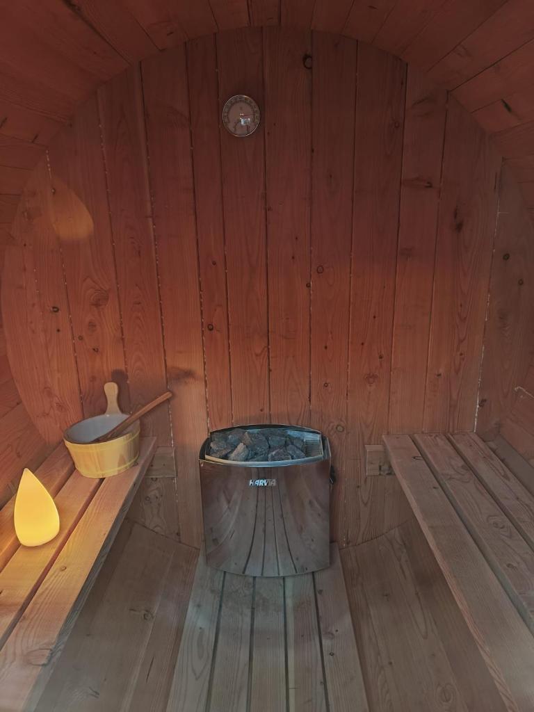une petite pièce avec une baignoire dans une cabane en bois dans l'établissement Maisonnette des trois frontières, à Richwiller