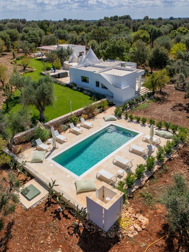 une vue aérienne d'une maison avec piscine dans l'établissement LaCasa Puglia, à Ceglie Messapica