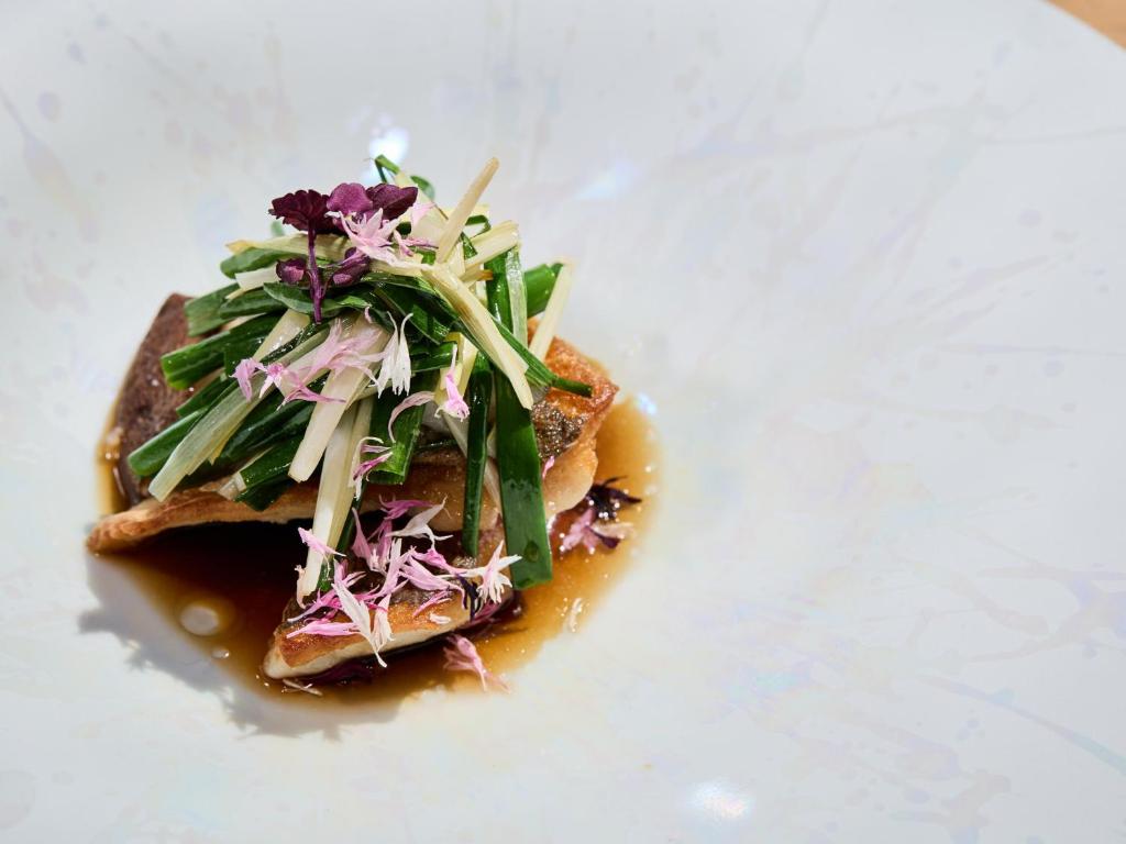 un morceau de nourriture sur une plaque blanche dans l'établissement Atami Izusan Karaku, à Atami