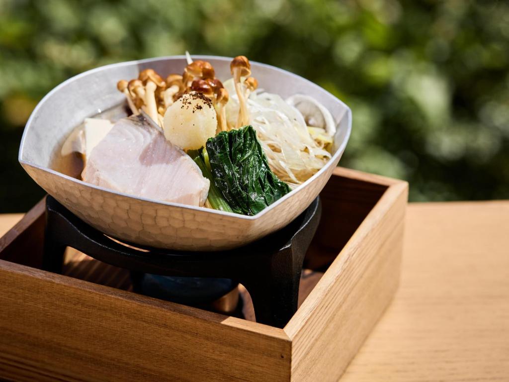un bol de nourriture dans une boîte en bois dans l'établissement Atami Izusan Karaku, à Atami 118 autres photos