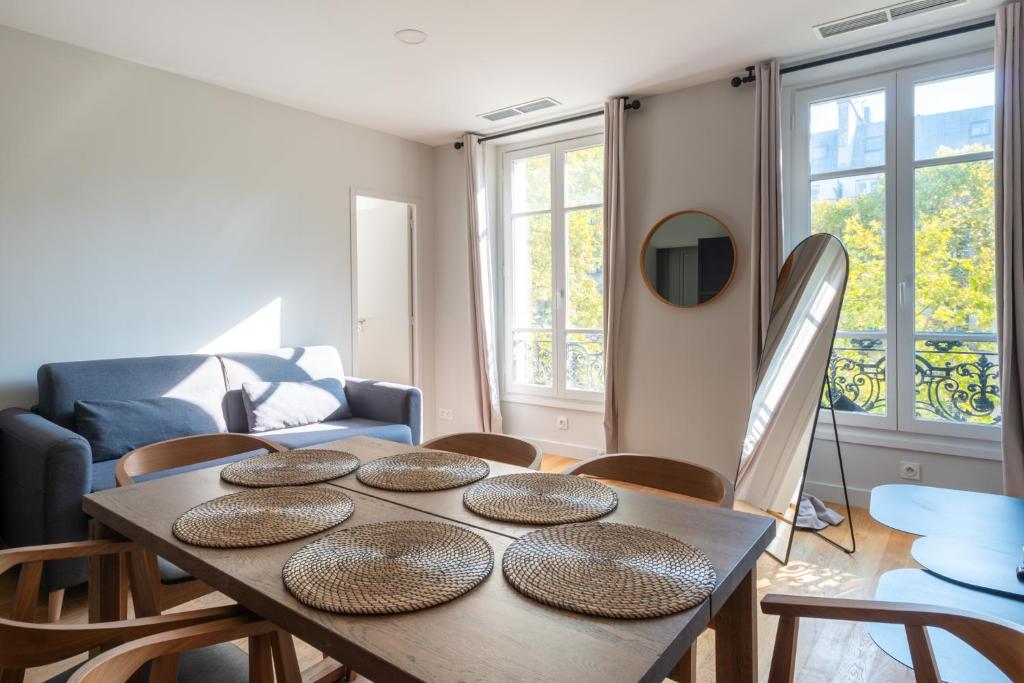 Stylish 2 Bedroom Apartment in Paris 8