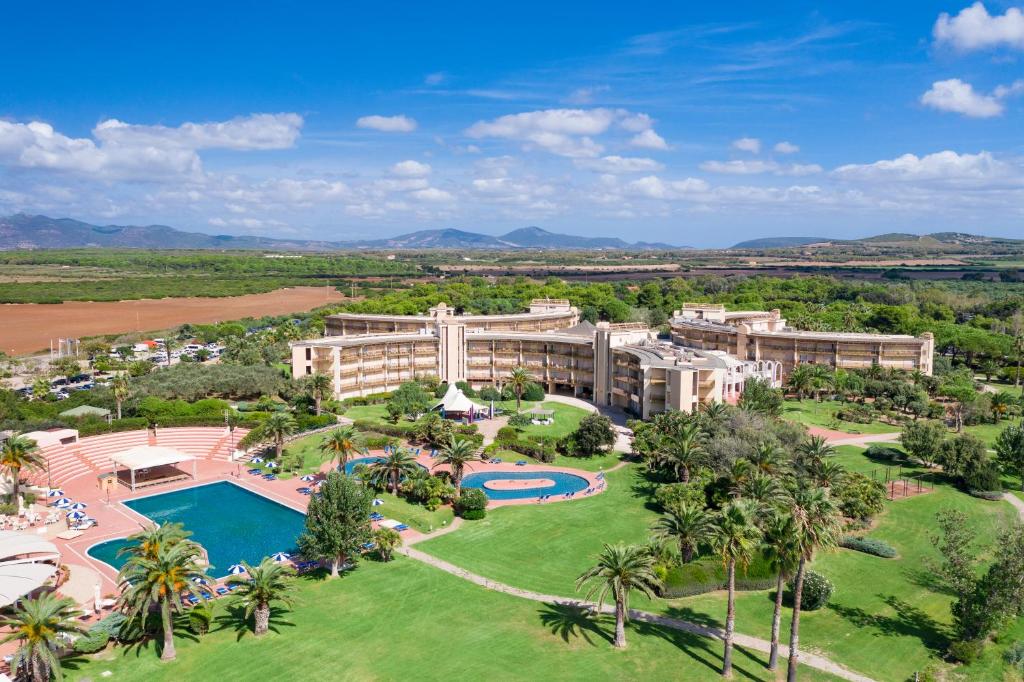 une vue aérienne d'un complexe hôtelier avec piscine dans l'établissement Hotel Baia di Conte, à Alghero
