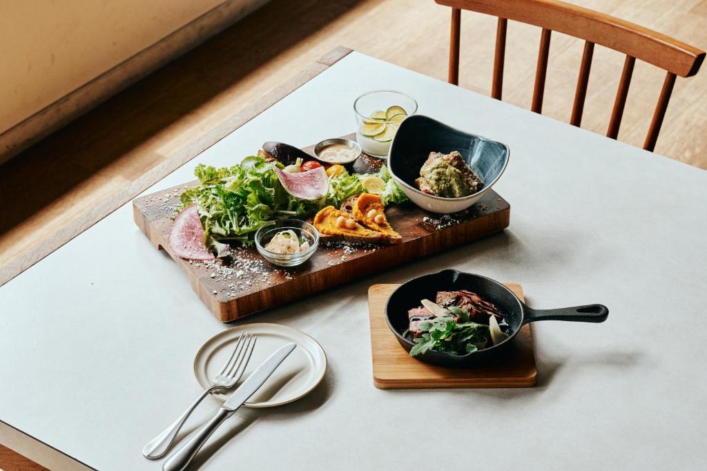 une table avec deux assiettes de nourriture dessus dans l'établissement WPÜ HOTEL HAKONE, à Hakone