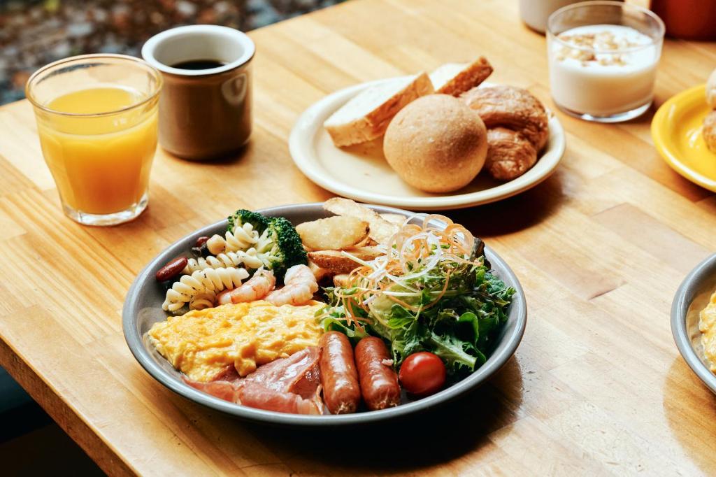 une table avec une assiette de petit-déjeuner dessus dans l'établissement WPÜ HOTEL HAKONE, à Hakone