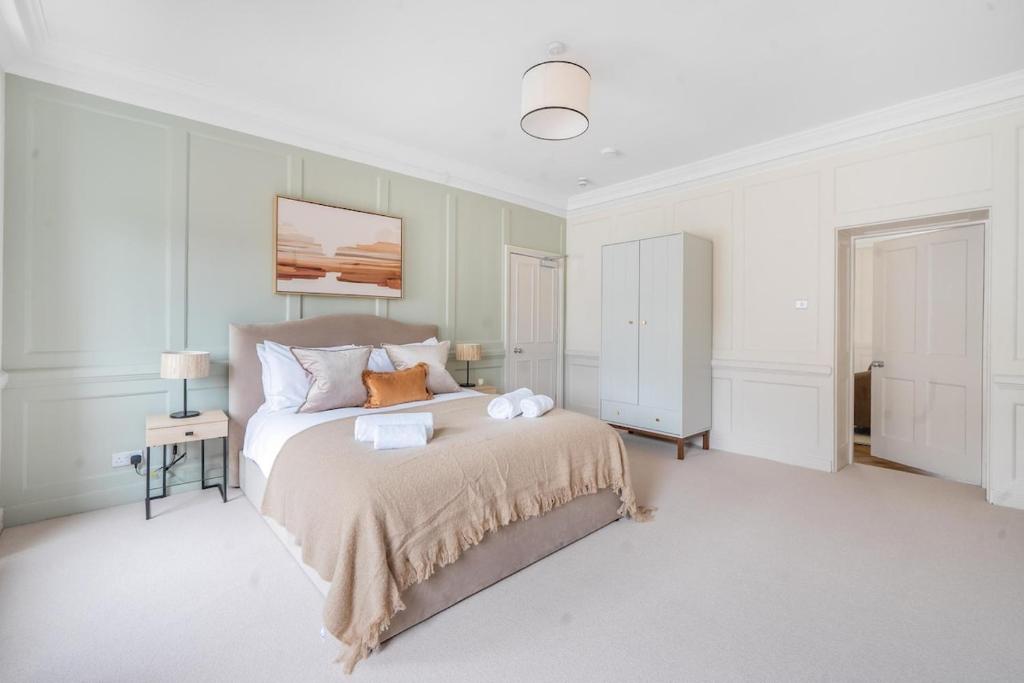Beautiful 1-Bed Flat with High Ceilings 2