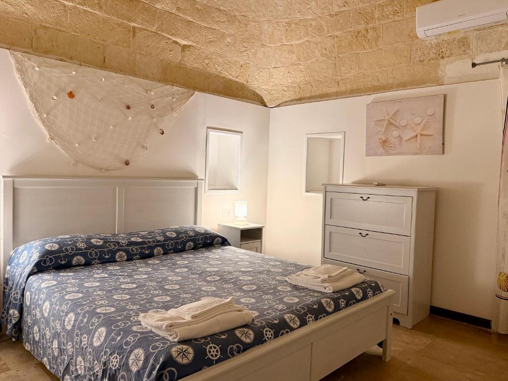 une chambre avec un lit et une commode dans l'établissement Baia Sangiorgio Hotel & Beach Club, à Bari