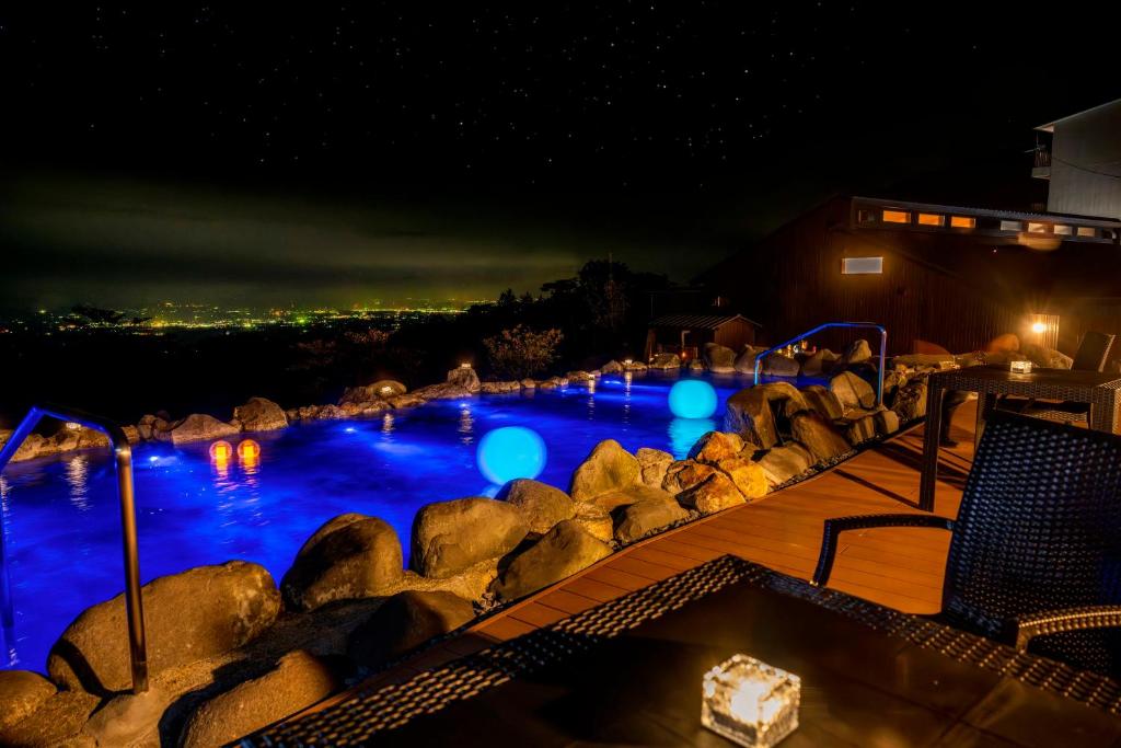 une piscine la nuit avec des lumières bleues dans l'établissement YU-FURI Nasu-Takao Onsen Lodge, à Nasu