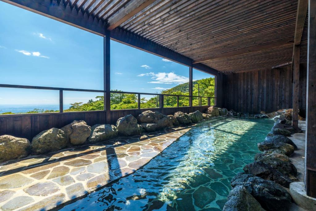 une piscine dans une maison avec vue dans l'établissement YU-FURI Nasu-Takao Onsen Lodge, à Nasu
