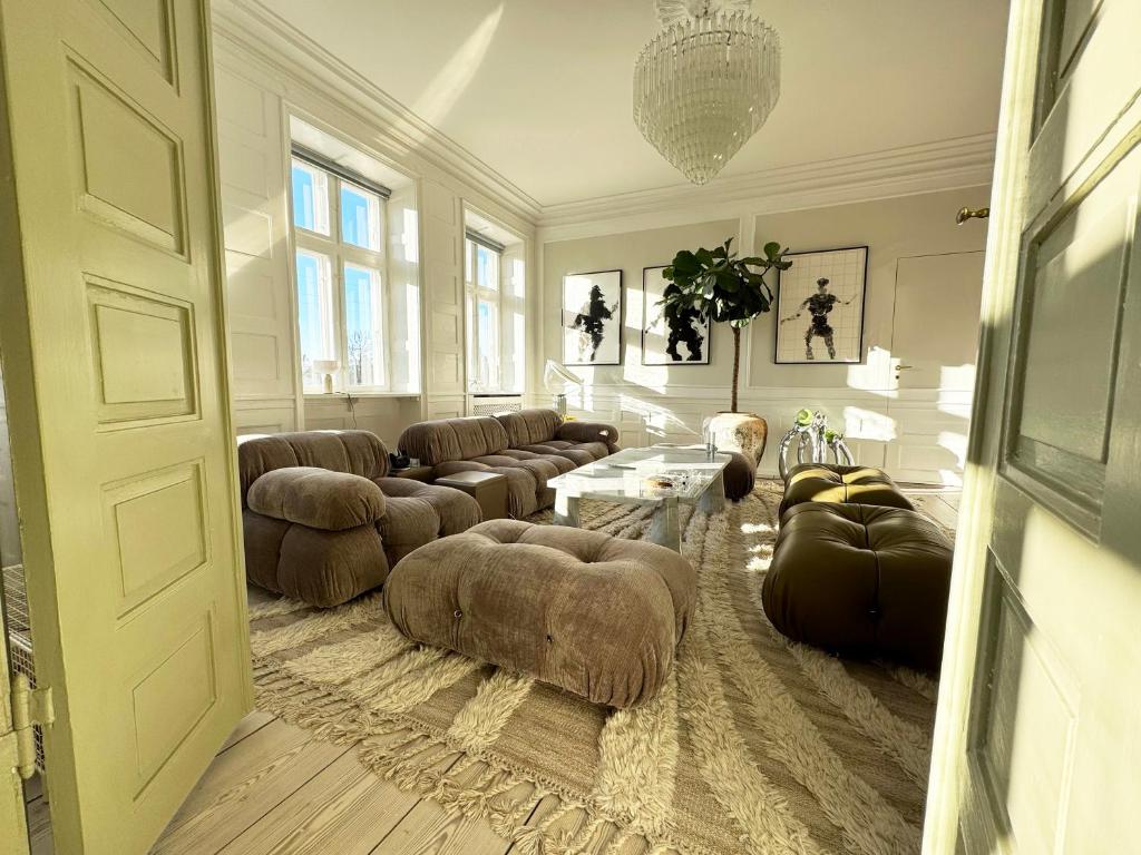 Luxury 260 sqm with 4BR overlooking Kings Garden 1