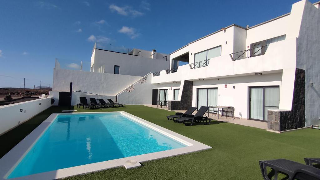 Sea Breeze piscina climatizada vistas al mar 4