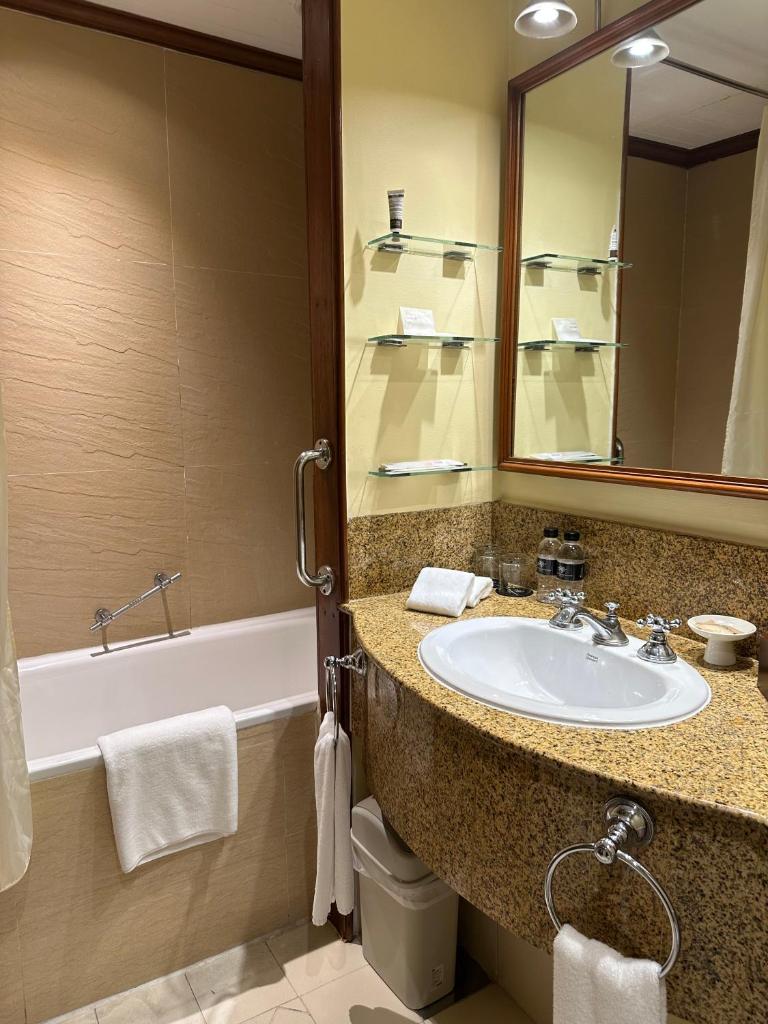 Khách sạn AVANI Hải Phòng Harbour View 