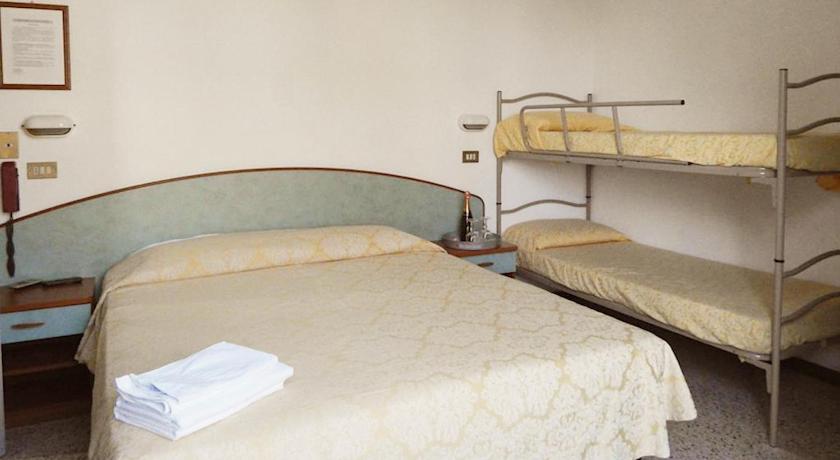 une chambre avec deux lits superposés dans une pièce dans l'établissement Hotel Wilma, à Rimini 1 autre photo