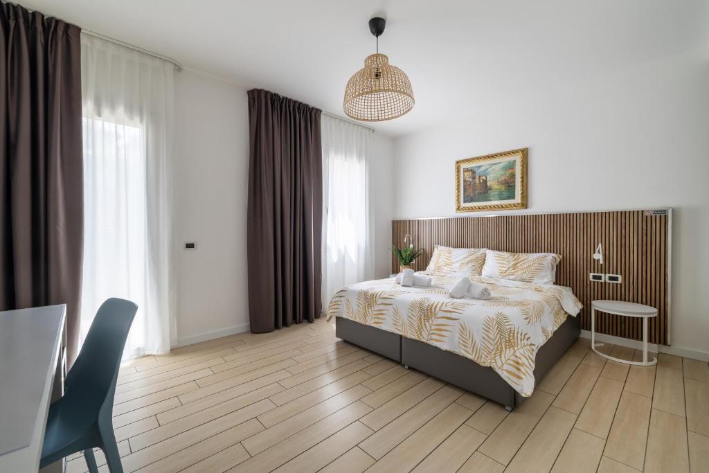 une chambre avec un lit, une table et une chaise dans l'établissement Hotel La Pergola di Venezia, sur le Lido de Venise