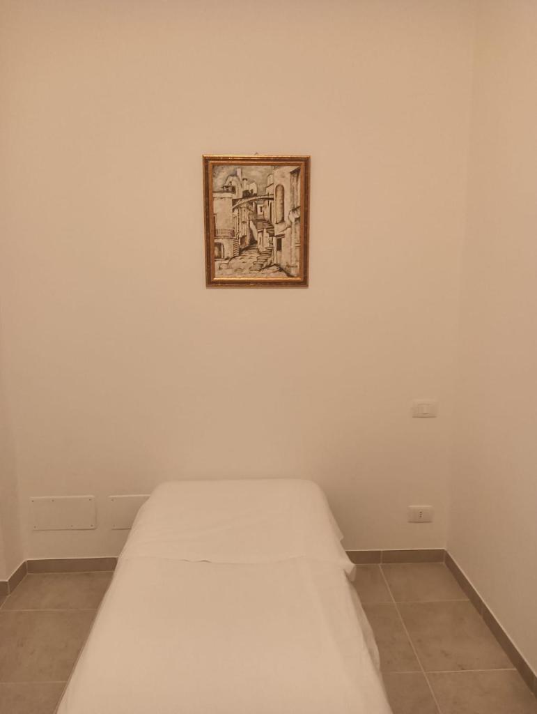 - un lit dans une chambre avec une photo sur le mur dans l'établissement Villa Molillo, à Ostuni 48 autres photos