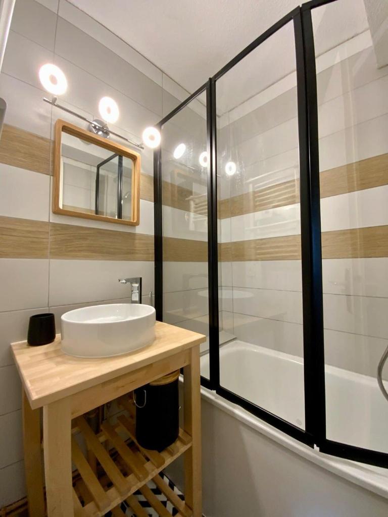 une salle de bain avec un lavabo et une baignoire dans l'établissement The Edelweiss- Renovated studio for 4 people!, à Chamrousse