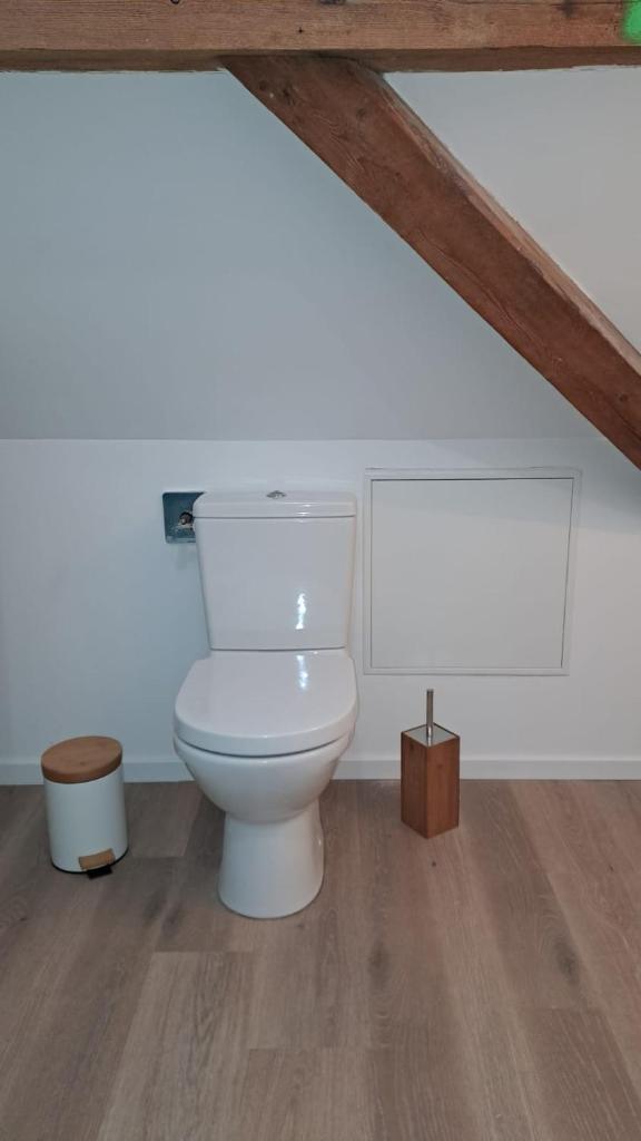 La salle de bains mansardée est pourvue de toilettes blanches. dans l'établissement Une petite vue sur le Paradis, à Orbey 31 autres photos