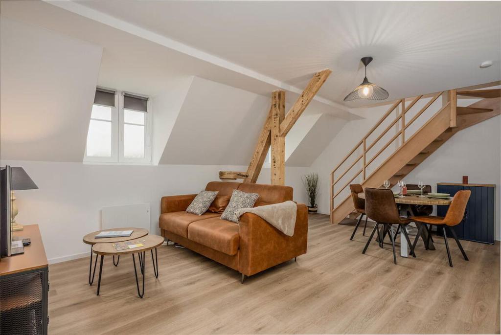 un salon avec un canapé et une table dans l'établissement Une petite vue sur le Paradis, à Orbey