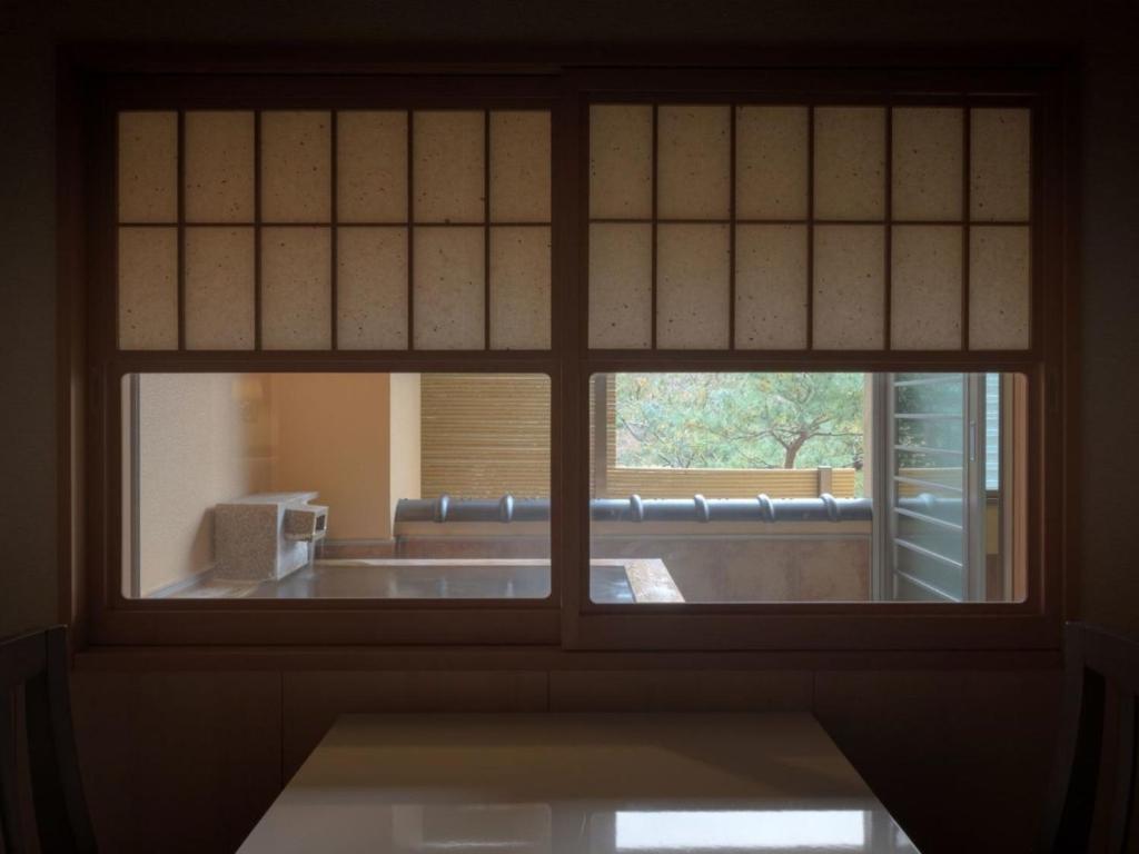 - une fenêtre dans une chambre avec vue dans l'établissement Harumiya Ryokan, à Fukushima