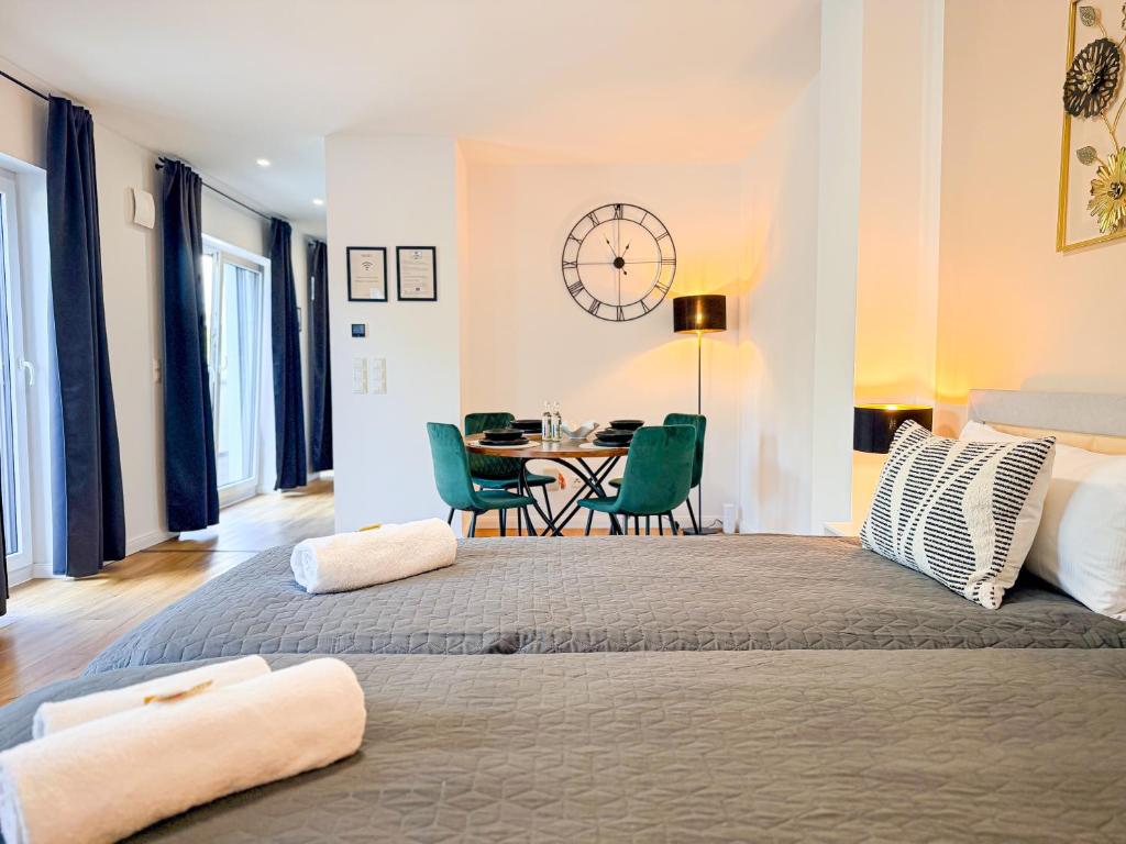 ImmoStay #3 - Penthouse mit zwei Balkonen & Seeblick, Parking & WiFi 2