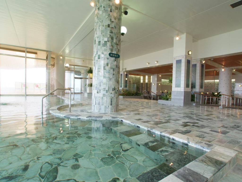 - un hall avec une fontaine au milieu d'une pièce dans l'établissement Shiretoko Daiichi Hotel, à Shari