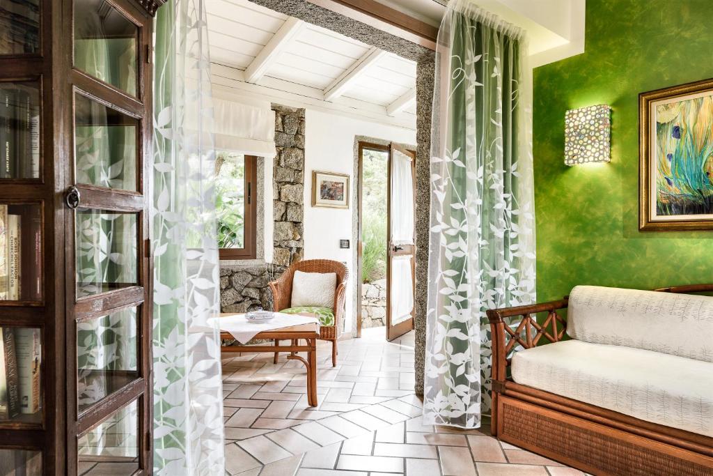 un salon avec un canapé et une table dans l'établissement Hotel Stella Maris, à Villasimius