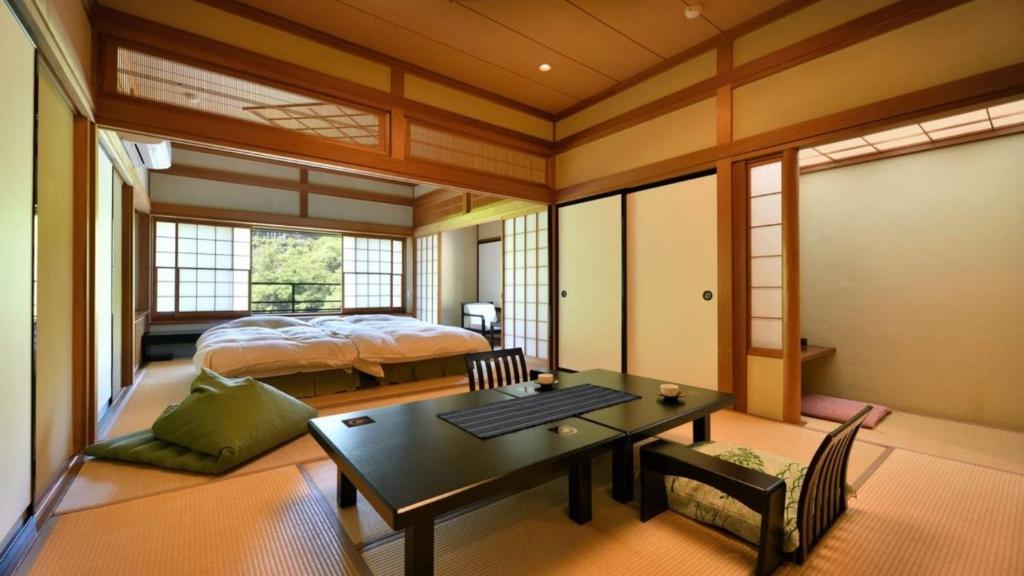 Un ou plusieurs lits dans un hébergement de l'établissement 藤龍館-TOURYUKAN-Yunokamionsen 44 autres photos