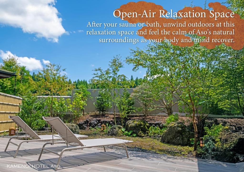 une paire de chaises et un banc dans un jardin dans l'établissement KAMENOI HOTEL Aso, à Aso