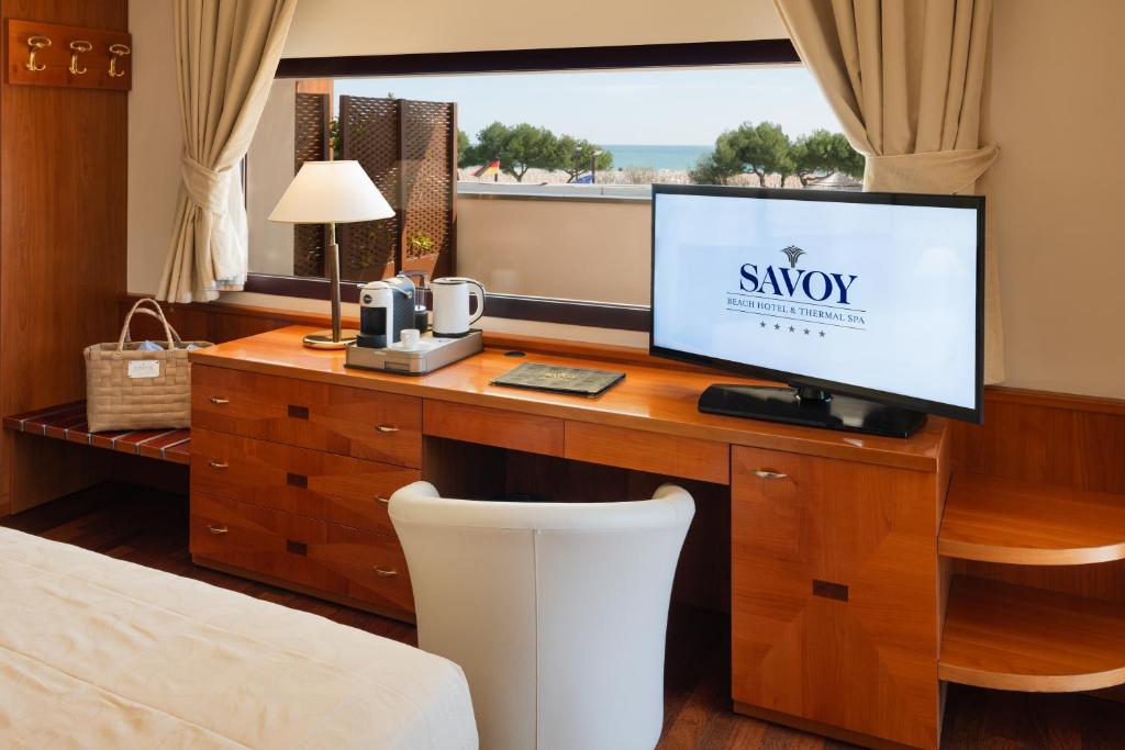 une chambre avec un bureau avec un ordinateur dessus dans l'établissement Savoy Beach Hotel & Thermal Spa, à Bibione