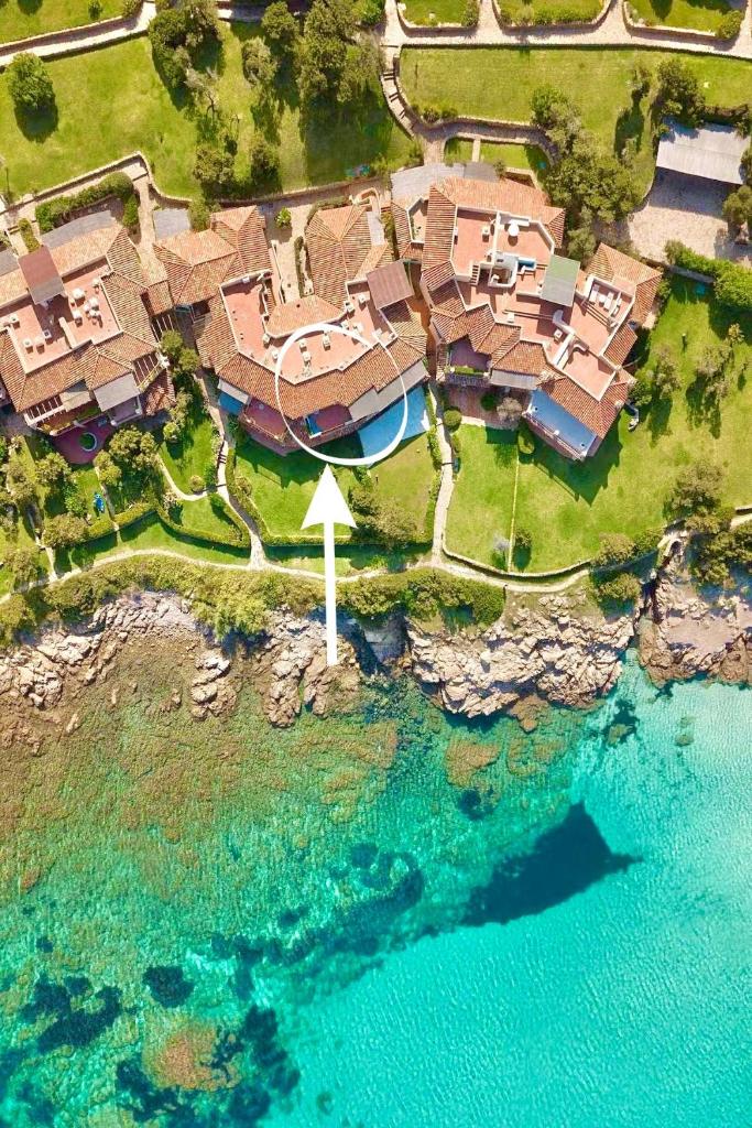 Luxury Seafront Apartment - Beach Access - Parking & WiFi - by Coral Property