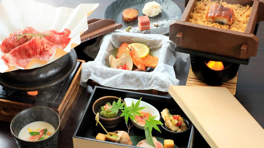 - une table avec des plateaux de nourriture et de sushis dans l'établissement Merveille Hakone Gora, à Hakone 38 autres photos