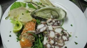 une assiette de nourriture contenant du poisson et des légumes dans l'établissement Hotel Tirreno Formia, à Formia