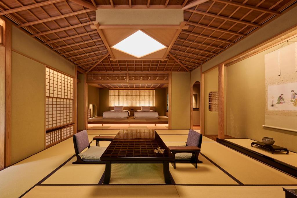 une chambre avec une table d'échecs et un lit dans l'établissement Akazawa Geihinkan, à Itō 78 autres photos