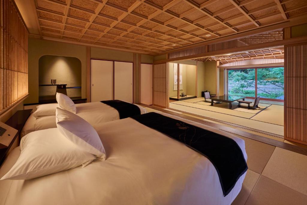une chambre avec un grand lit dans une pièce dans l'établissement Akazawa Geihinkan, à Itō